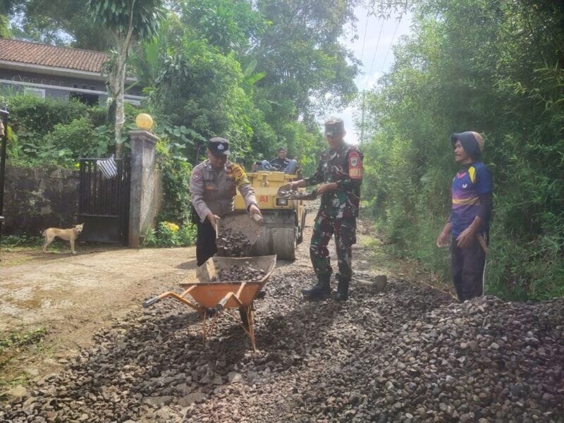 Babinsa Koramil 2204/Cikidang Laksanakan Karya Bakti Perbaikan Jalan Desa 1 Babinsa Koramil 2204/Cikidang Laksanakan Karya Bakti Perbaikan Jalan Desa