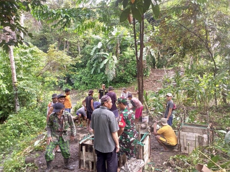 Babinsa Koramil 2212/Tegalbuleud Bersama Warga Laksanakan Karya Bakti Perbaikan Jalan 1 Babinsa Koramil 2212/Tegalbuleud Bersama Warga Laksanakan Karya Bakti Perbaikan Jalan