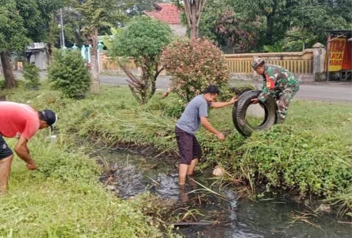 Babinsa Koramil 2214/Surade Bersama Warga Laksanakan Bakti Pembersihan Lingkungan di Desa Pasir Panjang 1 Babinsa Koramil 2214/Surade Bersama Warga Laksanakan Bakti Pembersihan Lingkungan di Desa Pasir Panjang