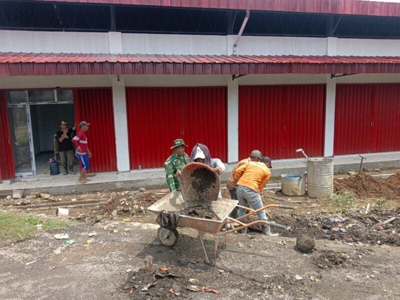 Babinsa Koramil 2206/Parakansalak Laksanakan Pendampingan Pembangunan di Desa Sukakersa 1 Babinsa Koramil 2206/Parakansalak Laksanakan Pendampingan Pembangunan di Desa Sukakersa