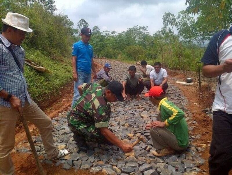 Babinsa Koramil 2211/Sagaranten Laksanakan Karya Bakti Perbaikan Jalan di Desa Puncak Manggis 1 Babinsa Koramil 2211/Sagaranten Laksanakan Karya Bakti Perbaikan Jalan di Desa Puncak Manggis