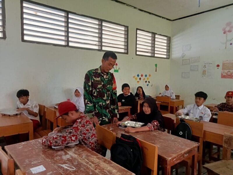 Babinsa Koramil 2215/Ciemas Monitoring Program Makan Bergizi Gratis di SDN 1 Cibenda 1 Babinsa Koramil 2215/Ciemas Monitoring Program Makan Bergizi Gratis di SDN 1 Cibenda