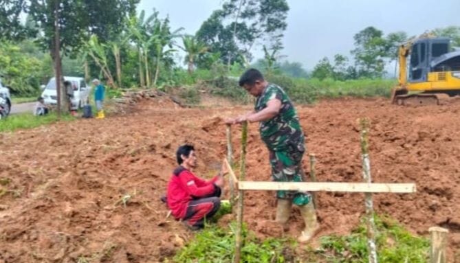 Babinsa Koramil 2210/Pabuaran Monitoring Pembangunan KDKMP di Desa Sirnasari 1 Babinsa Koramil 2210/Pabuaran Monitoring Pembangunan KDKMP di Desa Sirnasari