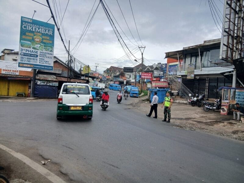 Babinsa Koramil 2205/Kalapanunggal Laksanakan Pengamanan Rute Kunjungan Danrem 061/SK 1 Babinsa Koramil 2205/Kalapanunggal Laksanakan Pengamanan Rute Kunjungan Danrem 061/SK