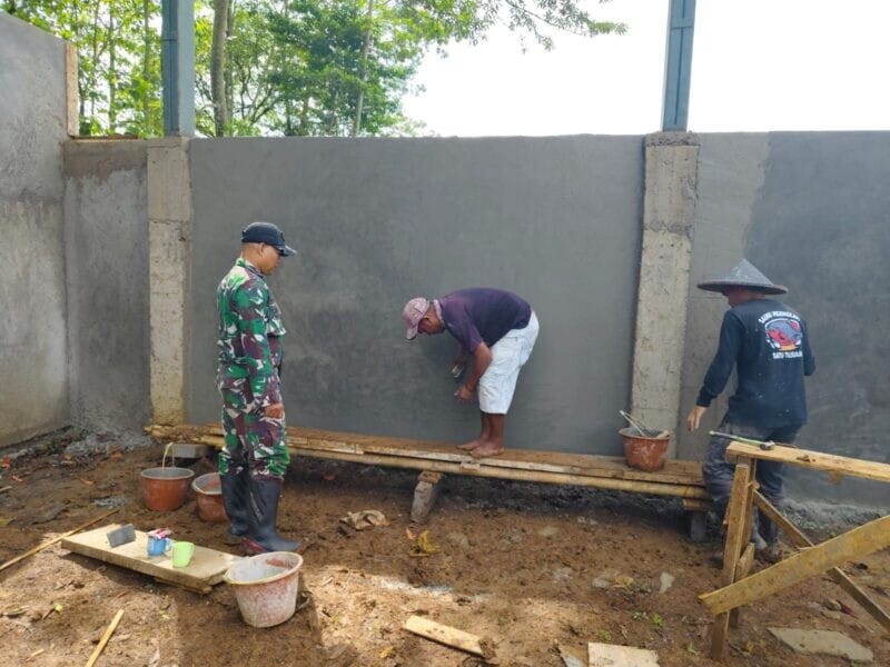 Babinsa Koramil 2206/Parakansalak Laksanakan Pendampingan Pembangunan KDKMP di Desa Bojonglongok 1 Babinsa Koramil 2206/Parakansalak Laksanakan Pendampingan Pembangunan KDKMP di Desa Bojonglongok