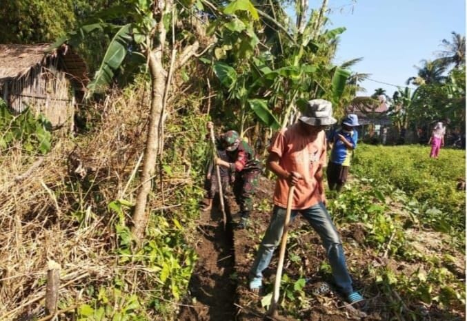 Babinsa Koramil 2215/Ciemas Bersama Warga Laksanakan Bakti Pembuatan Saluran Air 1 Babinsa Koramil 2215/Ciemas Bersama Warga Laksanakan Bakti Pembuatan Saluran Air