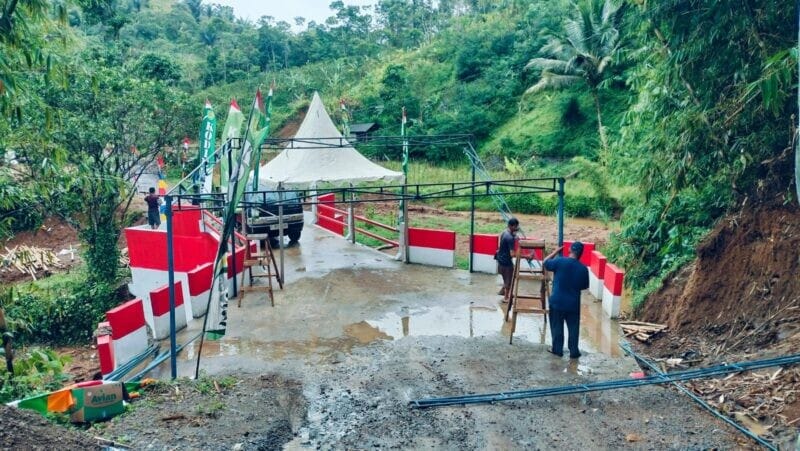 Anggota Koramil 2209/Lengkong Laksanakan Penyiapan Peresmian Jembatan Garuda 1 Anggota Koramil 2209/Lengkong Laksanakan Penyiapan Peresmian Jembatan Garuda