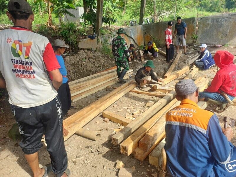 Babinsa Koramil 2210/Cisolok Bersama Warga Laksanakan Kerja Bakti Pembangunan Hunian Tetap 1 Babinsa Koramil 2210/Cisolok Bersama Warga Laksanakan Kerja Bakti Pembangunan Hunian Tetap