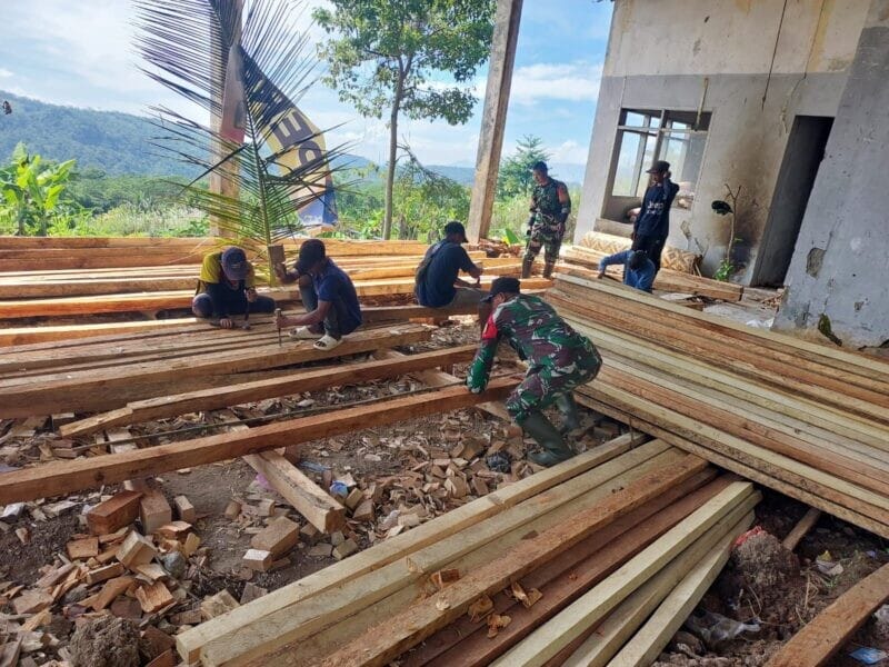 Babinsa Koramil 2205/Kalapanunggal Laksanakan Karya Bakti Pembangunan Huntap 9