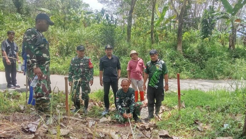 Babinsa Koramil 2202/Palabuhanratu Laksanakan Karya Bakti Pembersihan Jalan Desa Loji 8