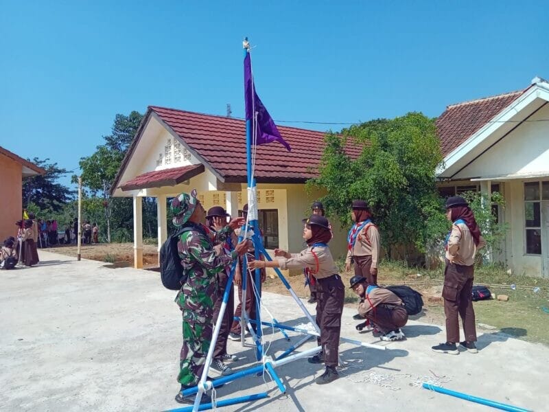 Babinsa Koramil 2215/Ciemas Laksanakan Pembinaan dan Latihan Pramuka di SMPN 1 Ciemas 1 Babinsa Koramil 2215/Ciemas Laksanakan Pembinaan dan Latihan Pramuka di SMPN 1 Ciemas