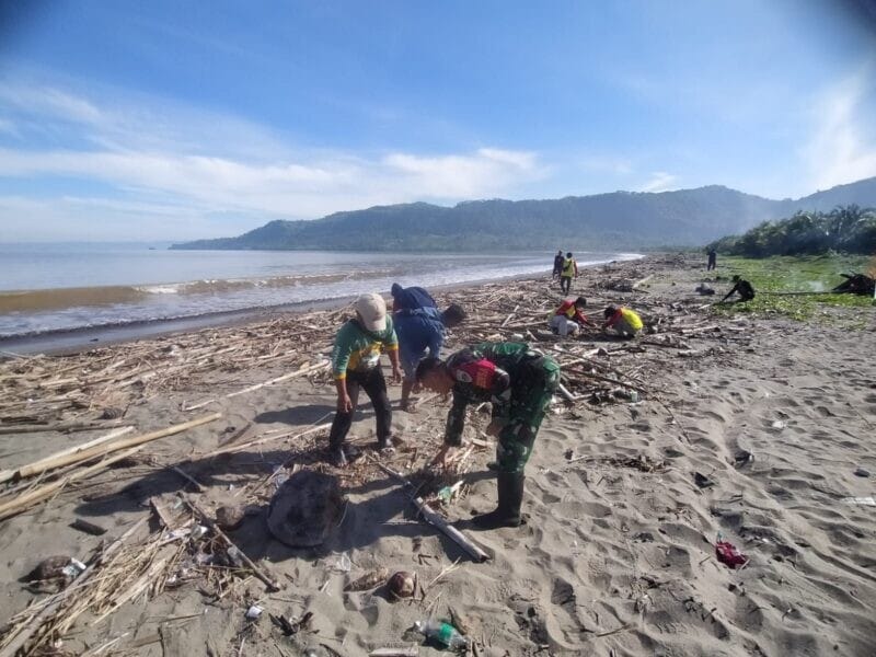 Babinsa Koramil 2215/Ciemas Bersama Pokdarwis Laksanakan Bakti Pembersihan Pantai Citireum 1 Babinsa Koramil 2215/Ciemas Bersama Pokdarwis Laksanakan Bakti Pembersihan Pantai Citireum