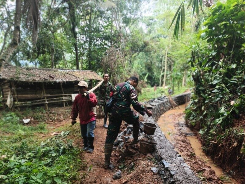 Babinsa Koramil 2207/Jampangtengah Bersama Warga Laksanakan Karya Bakti Pembuatan Tembok Saluran Air 1 Babinsa Koramil 2207/Jampangtengah Bersama Warga Laksanakan Karya Bakti Pembuatan Tembok Saluran Air