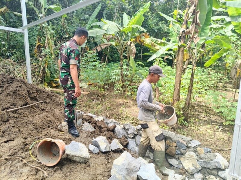 Babinsa Koramil 2202/Palabuhanratu Laksanakan Pembuatan PTT di Desa Tonjong 4