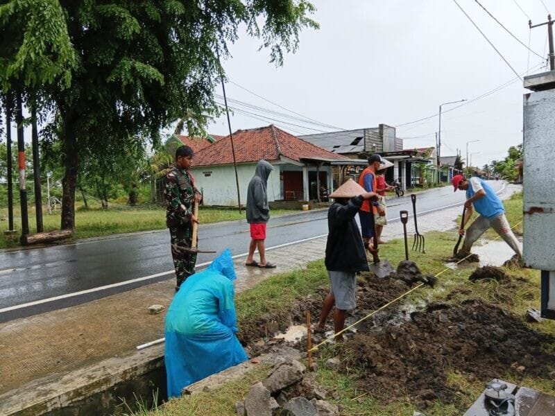 Babinsa Koramil 2212/Tegalbuleud Bersama Warga Laksanakan Karya Bakti Pembenahan Saluran Air 3
