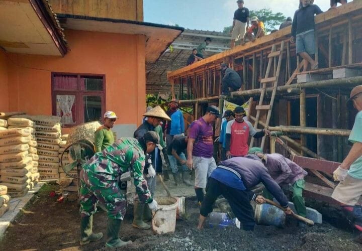 Babinsa Koramil 2210/Pabuaran Laksanakan Karya Bhakti Bersama Warga di Kampung Cipatat 2