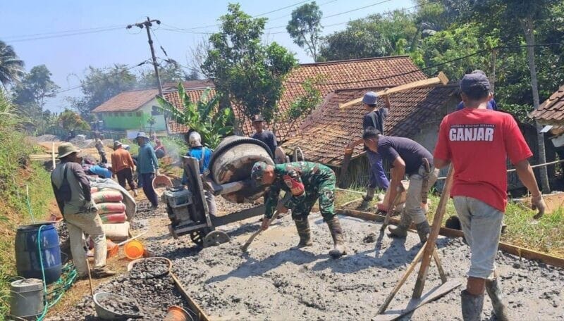 Babinsa Koramil 2207/Jampangtengah Bersama Warga Laksanakan Karya Bakti Pengecoran Jalan Desa 1