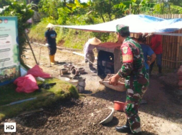 Babinsa Koramil 2206/Parakansalak Laksanakan Karya Bakti Perbaikan Jalan di Desa Lebaksari