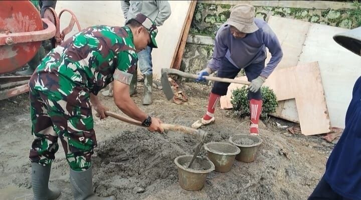 Babinsa Koramil 2214/Surade Bersama Warga Laksanakan Bakti Pembangunan Saluran Irigasi 11