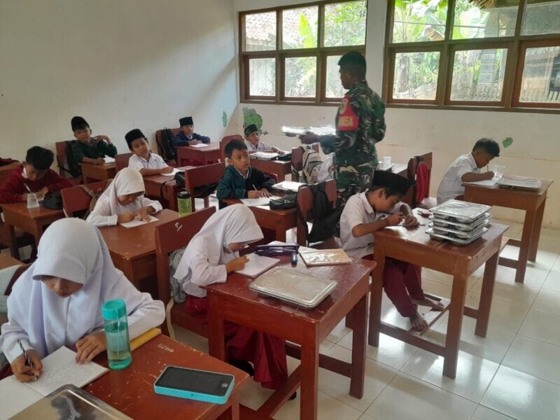 Babinsa Koramil 2212/Tegalbuleud Dampingi Penyaluran MBG kepada Anak Sekolah 6