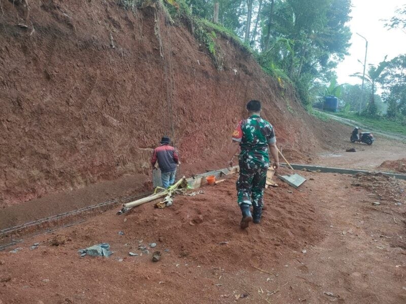 Babinsa Koramil 2201/Cisolok Monitoring Pembangunan KDKMP di Desa Sirnaresmi 5