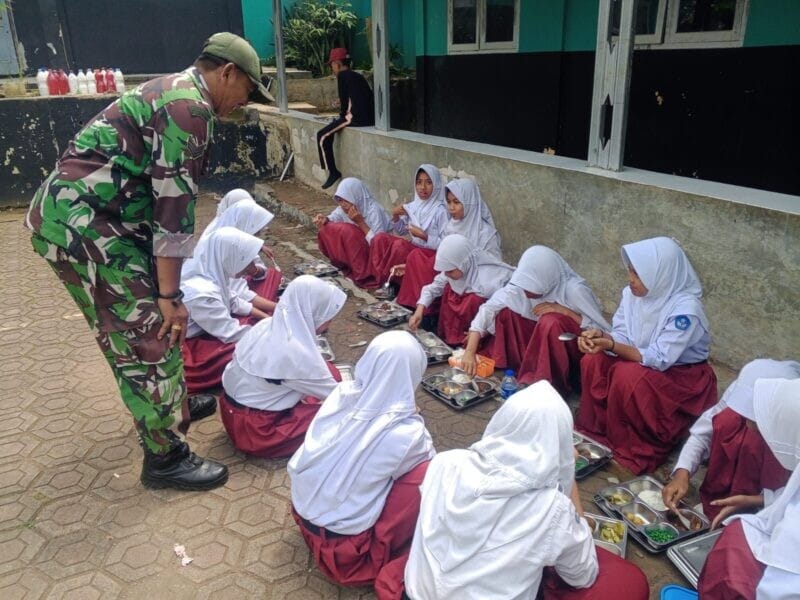 Babinsa Koramil 2211/Sagaranten Laksanakan Pendampingan Program Makanan Bergizi Gratis 3