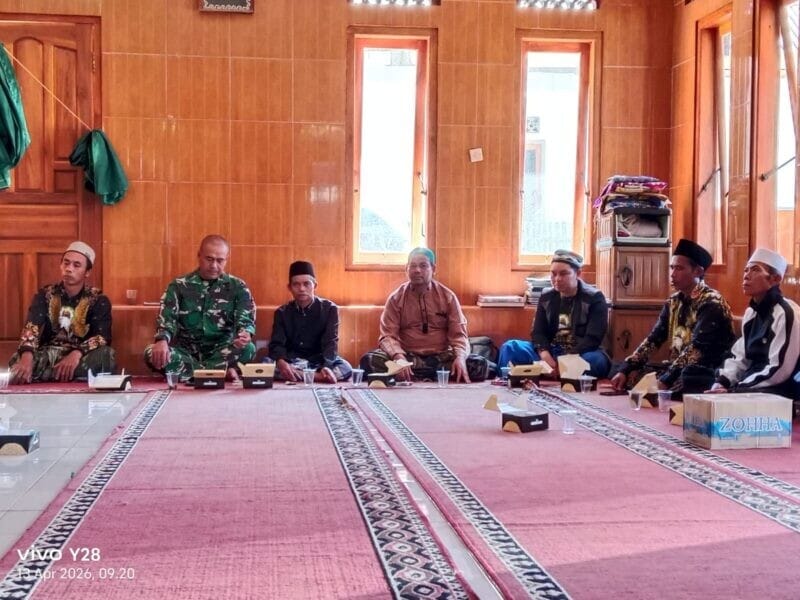 Babinsa Koramil 2215/Ciemas Hadiri Musyawarah dan Pengajian Rutin di Desa Ciemas