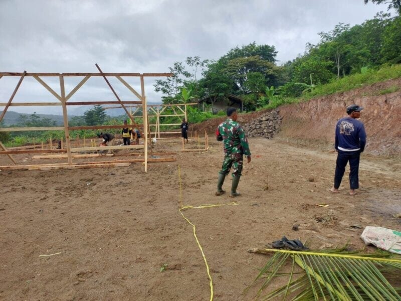 Babinsa Koramil 2205/Kalapanunggal Gotong Royong Bangun Rumah Huntap bagi Warga Terdampak Pergeseran Tanah 9