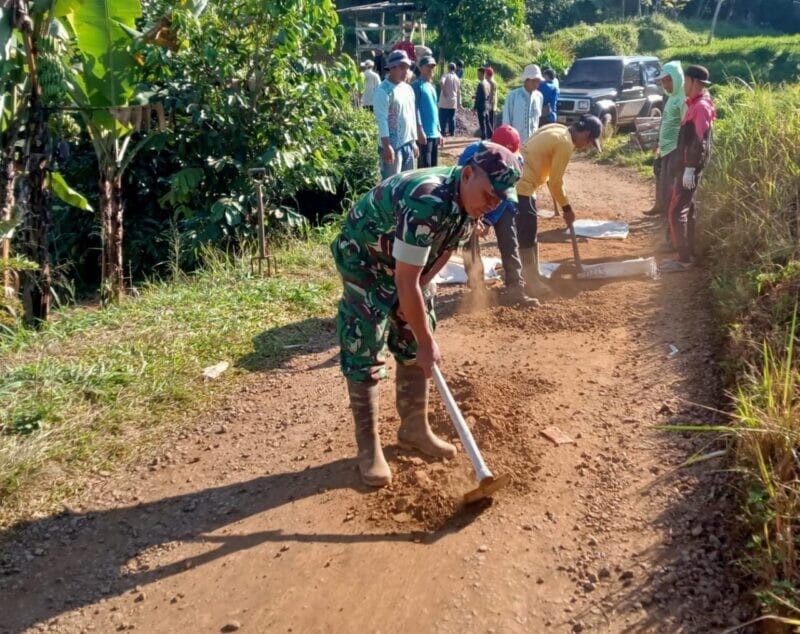 Babinsa Koramil 2207/Jampangtengah Laksanakan Karbak Pembersihan Jalan Bersama Warga 8