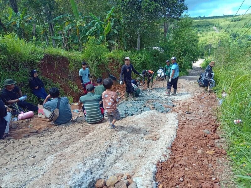 Babinsa Koramil 2215/Ciemas Bersama Warga Laksanakan Bakti Pembangunan Jalan 7