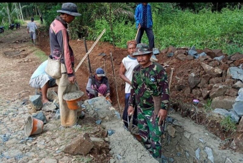 Babinsa Koramil 2211/Sagaranten Dampingi Poktan Tanam Bibit Jagung di Desa Datarnangka 6