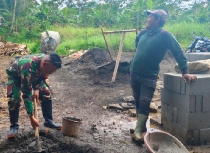 Babinsa Koramil 2206/Parakansalak Laksanakan Karbak Perbaikan Jalan di Desa Bojonglongok 5