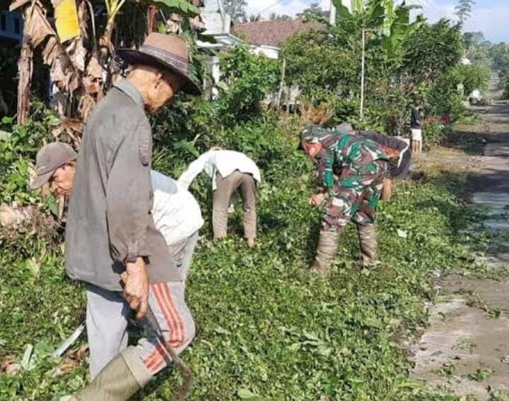 Babinsa Koramil 2214/Surade Laksanakan Bakti Pembersihan Lingkungan Bersama Warga 4