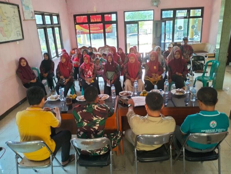Babinsa Koramil 2215/Ciemas Hadiri Rapat Sosialisasi Kesehatan Ibu dan Anak di Desa Cibenda 6