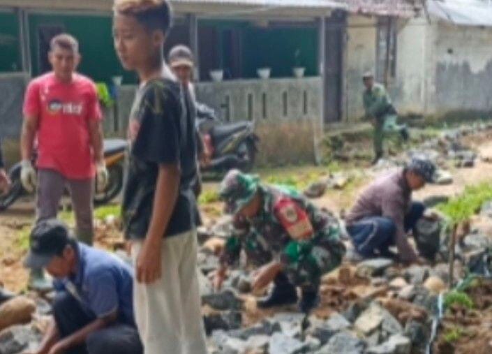 Babinsa Koramil 2206/Parakansalak Laksanakan Karbak Perbaikan Jalan di Desa Lebaksari 3