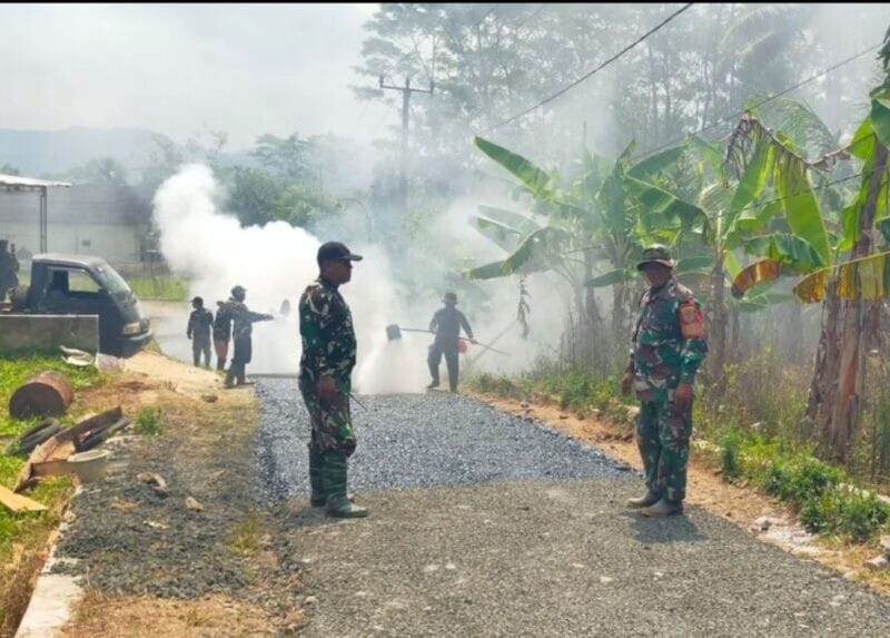 Babinsa Koramil 2211/Sagaranten Laksanakan Karyabakti Manunggal TNI di Desa Sinarbentang 2
