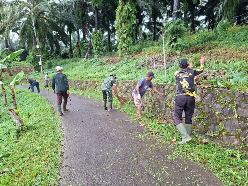 Babinsa Koramil 2204/Cikidang Laksanakan Bhakti Pelebaran Jalan Desa Cikidang 1