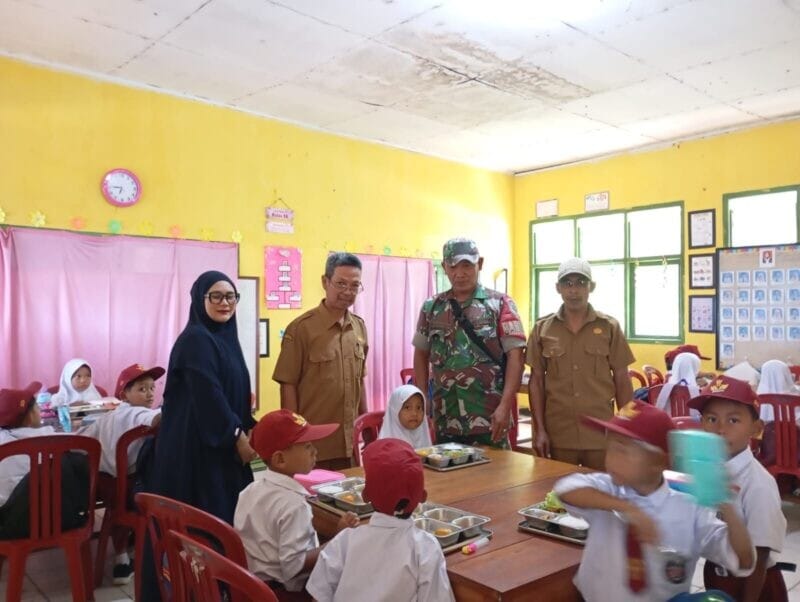 Babinsa Koramil 2212/Tegal Buleud Laksanakan Pendampingan MBG