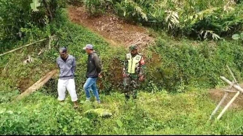 Babinsa Koramil 2212/Tegalbuleud Dampingi Pengecekan Sumber Air Bersama Poktan di Desa Bangbayang 1 Babinsa Koramil 2212/Tegalbuleud Dampingi Pengecekan Sumber Air Bersama Poktan di Desa Bangbayang