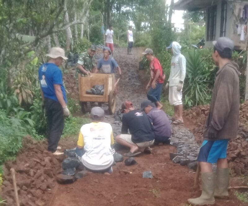 Babinsa Koramil 2207/Jampangtengah Bersama Warga Laksanakan Karbak Pengerasan Jalan di Kampung Nangewer 1