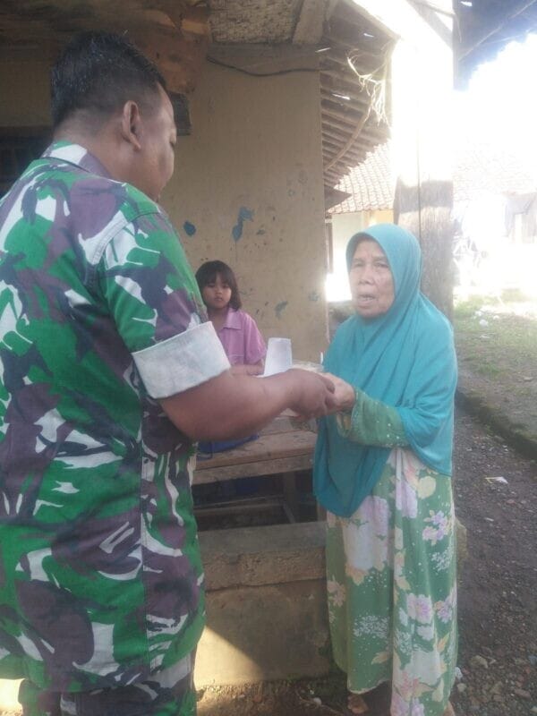 Koramil 2211/Sagaranten Hadirkan Kepedulian, Babinsa Ringankan Beban Warga Kurang Mampu 3