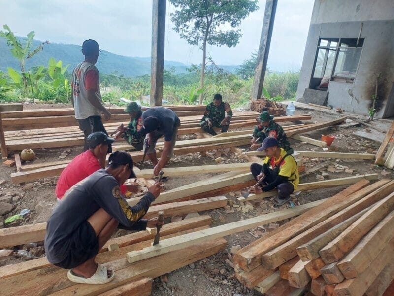 Babinsa koramil 2205/Kalapanunggal Laksanakan Karbak Pembangunan Rumah Huntap untuk Warga Terdampak Pergeseran Tanah