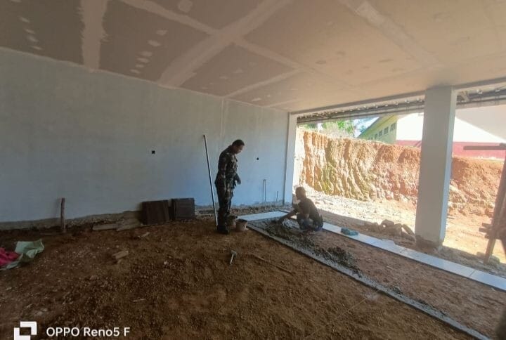 Babinsa Koramil 2210/Pabuaran Monitoring Pembangunan KDKMP di Desa Bantarsari