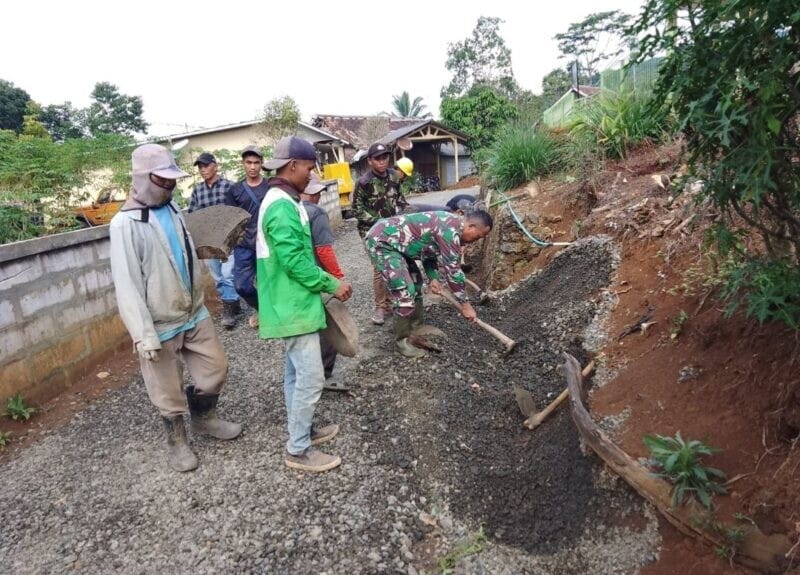 Babinsa Koramil 2209/Lengkong Laksanakan Karya Bakti Pengerasan Jalan Bersama Warga 10