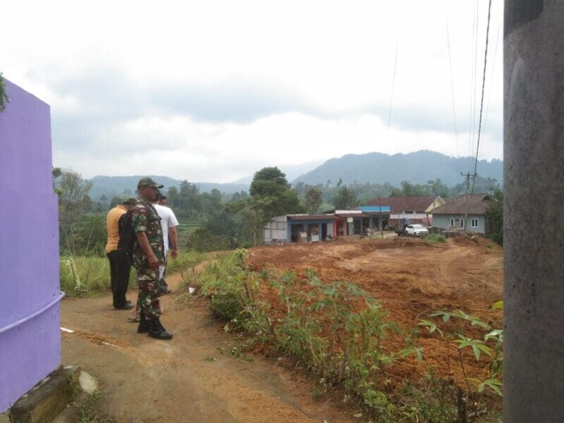 Babinsa Koramil 2205/Kalapanunggal Dampingi Perataan Lahan Pembangunan KDKMP di Desa Cihamerang 8