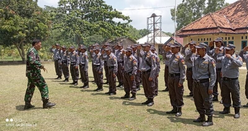 Babinsa Koramil 2215/Ciemas Berikan Bintek dan Pelatihan Baris-Berbaris di Desa Sidamulya 5