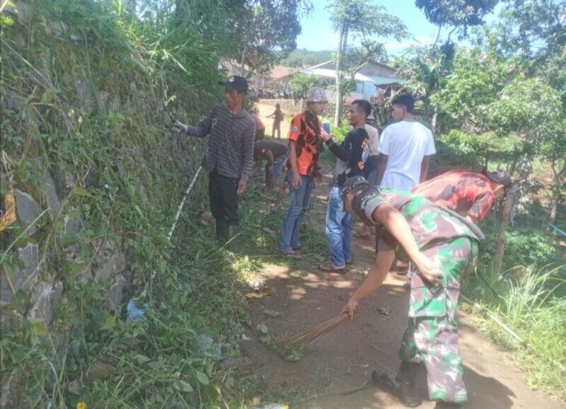 Babinsa Koramil 2209/Lengkong Laksanakan Karya Bakti Bersama Warga di Desa Langkapjaya 4