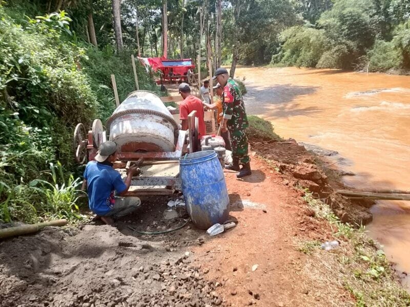 Babinsa Koramil 2213/Jampangkulon Laksanakan Pendampingan Pembangunan Jembatan Garuda 3