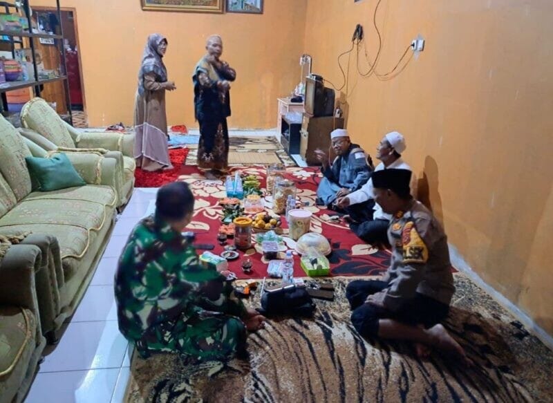 Babinsa Koramil 2211/Sagaranten Laksanakan Komsos Bersama Tokoh Agama di Desa Cipamingkis 2