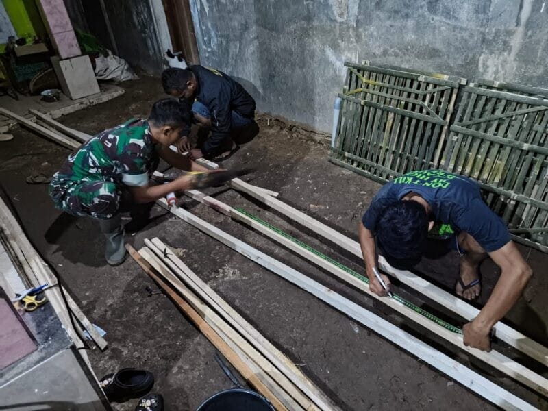 Babinsa Koramil 2202/Palabuhanratu Bantu Perbaikan Rumah Warga di Desa Tonjong 1
